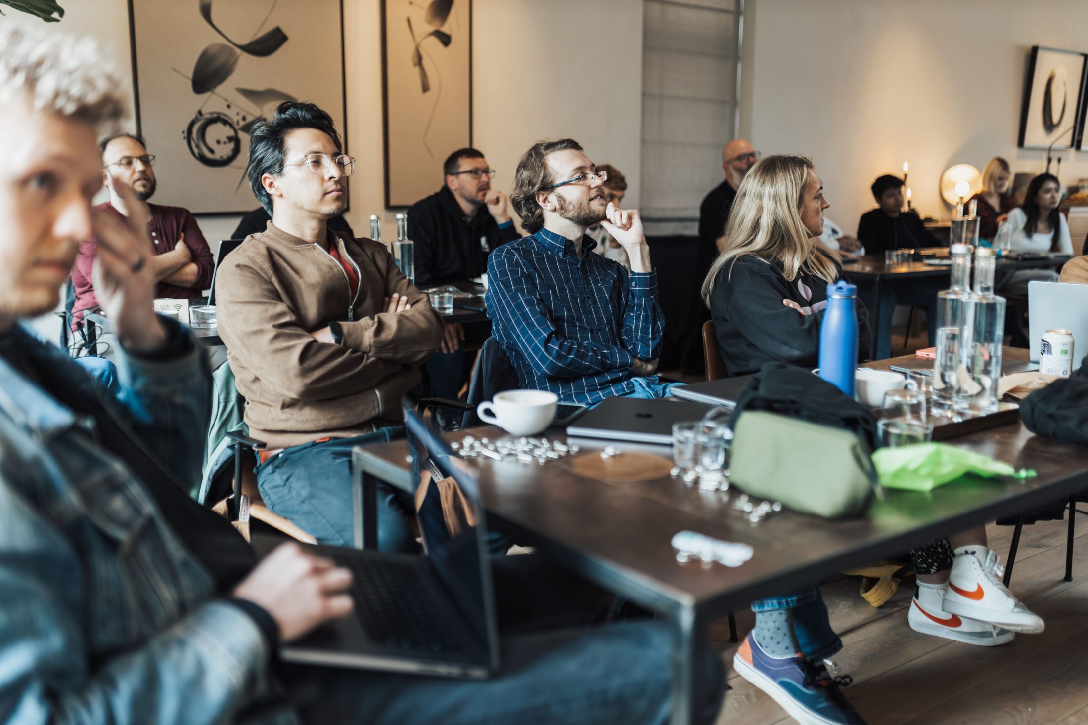 Blick in ein ValBit-Seminar: Teilnehmende folgen konzentriert dem Vortrag